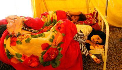 Dos ni&ntilde;os yemen&iacute;es afectados por el c&oacute;lera son tratados en un hospital de San&aacute;.