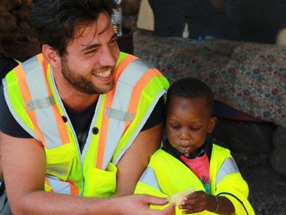 Omar Alshakal posa junto a un niño refugiado. En video, Alshakal da testimonio sobre su ONG.