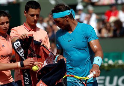 Nadal se enfrenta al argentino Juan Martín Del Potro durante su partido de semifinales de Roland Garros, en París.