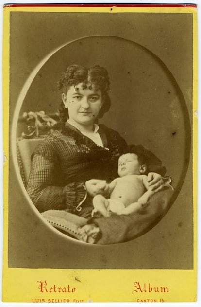 Emilia Pardo Bazán con un bebé, tal vez uno de sus hijos, retratada en el estudio de Luis Sellier.