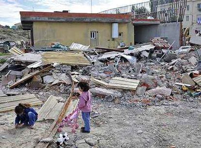 Dos niñas juegan ante las casas demolidas en la Cañada Real Galiana.