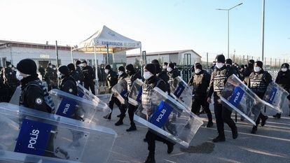 Agentes de policía vigilan la entrada del penal de Sincan, donde la semana pasada se leyó la sentencia de condena a cadena perpetua para más de 300 militares acusados de participar en el intento de golpe de Estado de 2016 en Turquía.