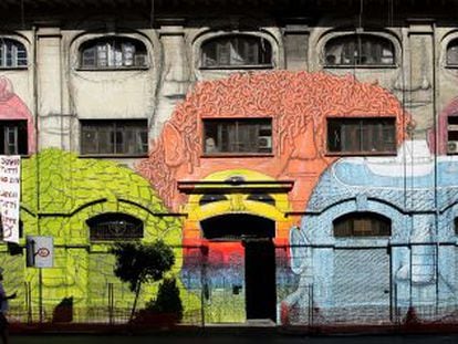 Obra del grafitero Blu en la calle del Porto Fluviale, en el barrio de Ostiense de Roma.