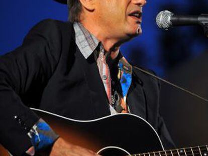 El cantante Juan Perro, en una de sus actuaciones de la gira.