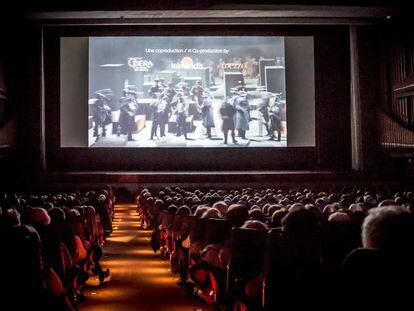 Proyecci&oacute;n de una &oacute;pera en una sala de cine.