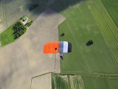 Un paracaidista planea sobre los campos que rodean la ciudad de Upsala, en Suecia. 