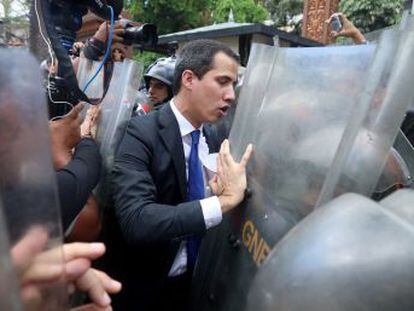 La policía trató de impedir el acceso al presidente de la Asamblea Nacional al Parlamento mientras Luis Parra iniciaba una sesión con el apoyo del chavismo