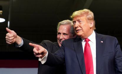 Kevin McCarthy y Donald Trump en un evento en Bakersfield, en febrero de 2020.