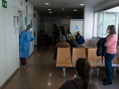 Una trabajadora del CAP Clot de Barcelona avisa a los pacientes con patologías respiratorias, el pasado mes de febrero.