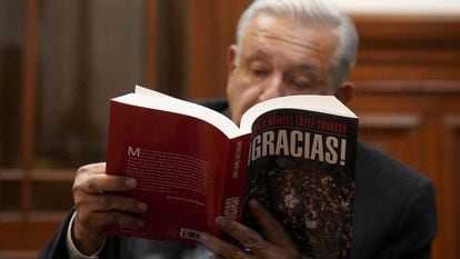 El presidente de México, Andrés Manuel López Obrador, lee su libro llamado '¡Gracias!', en su oficina del Palacio Nacional.