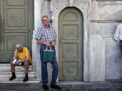 Pensionistas ante una oficina del Banco Nacional griego, en Atenas, el 9 de julio.