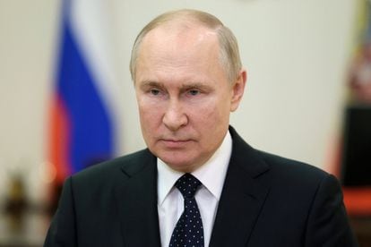 El presidente ruso, Vladímir Putin, se dirige a los servicios de seguridad en un mensaje vídeo, este martes en Moscú.