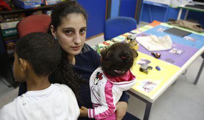 Aroa y sus hijos en la sede de Save the Children. 