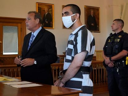 Hadi Matar, junto a su abogado, durante su comparecencia en el juzgado del condado de Chautauqua, en el Estado de Nueva York.