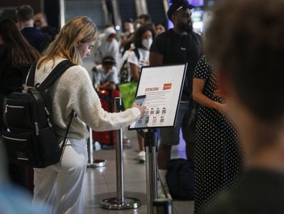 Una pasajera escanea un código QR de información durante la huelga de trabajadores de EasyJet y Ryanair, el pasado 15 de julio en el aeropuerto de El Prat.