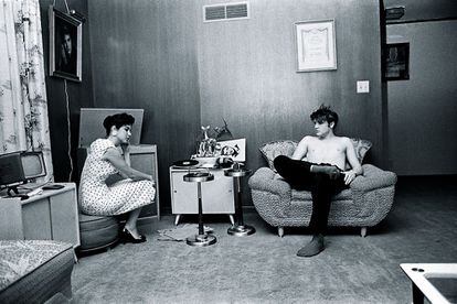 Elvis escucha con calma su tema ‘Haund dog’ recién grabado en un disco de acetato, en el hotel Jefferson de Richmond (Virginia).