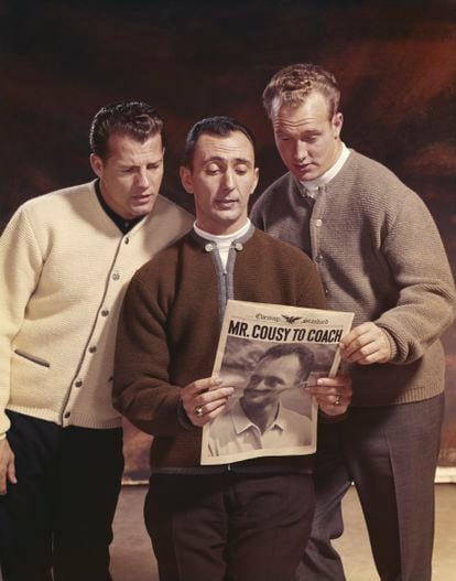 El futbolista Frank Gifford, el baloncestista Bob Cousy y el también futbolista Paul Hornung posan para un anuncio de la marca de ropa Jantzen en 1963.