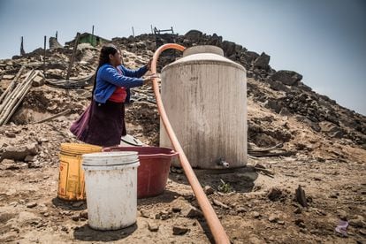Reparto de agua por camión cisterna en el asentamiento humano Nadine Heredia en el distrito de San Juan de Miraflores en Lima.