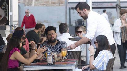 Un camarero en un bar del centro de Sevilla.