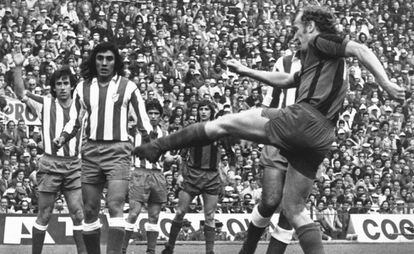 Marcial, el que patea, Heredia en primer plano, luego Adelardo y al fondo Alberto, junto a Cruyff, en un Atlético-Barcelona de la temporada 1973/74.