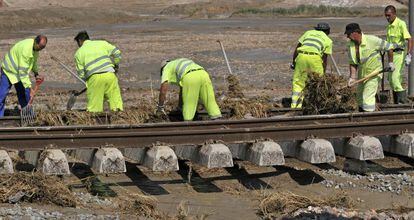 Obreros trabajan en la reparación del tramo de vía del AVE trayecto Madrid- Sevilla- Málaga a la altura de Yeles.