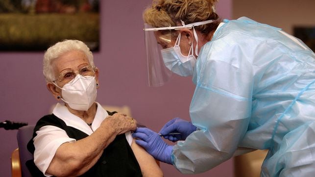 GUADALAJARA, 27/12/2020.- Araceli, una mujer de 96 años, residente en el centro de mayores Los Olmos de Guadalajara capital, ha recibido a las 9.00 horas la primera dosis de la vacuna en España. Tras ella será vacunada una trabajadora de 40 años de la misma residencia. Con estas dos inyecciones se inicia este domingo en España la esperada estrategia de vacunación contra el coronavirus que se seguirá en todas las comunidades autónomas. EFE/Pepe Zamora POOL