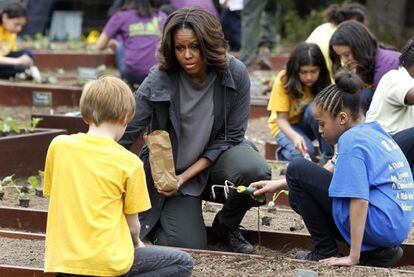 Michelle Obama, junto a varios estudiantes, en la nueva siembra del huerto de la Casa Blanca.