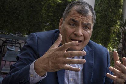 Rafael Correa gesticula durante la entrevista.