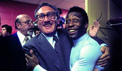 Henry Kissinger, seorang penggemar sepak bola dan penjaga gawang di negara asalnya Jerman, adalah arsitek utama penandatanganan Pele dengan New York Cosmos.  Di sini dia memeluknya di ruang ganti, pada tahun 1977, setelah pertandingan melawan Fort Lauderdale.