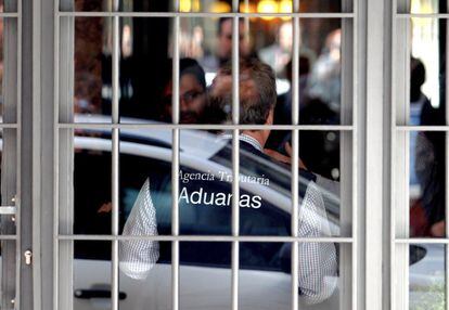 El registro de la casa ha durado más de tres horas. Los agentes de policía han salido del domicilio del exvicepresidente con al menos cuatro cajas de documentación. Después se han dirigido al despacho de Rato, en la calle Castelló.