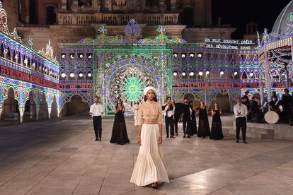 Una modelos desfilaba, rodeada de músicos y bailarines, en Lecce durante la presentación de la colección crucero de Dior celebrada en junio de 2020. 