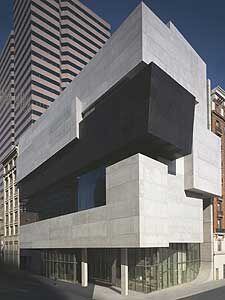 El Centro de Arte Contemporáneo Rosenthal, en Cincinnati, primera obra americana de Hadid.Interior del edificio. La escalera atraviesa el vacío central.