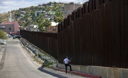 Un hombre en Estados Unidos habla el pasado sábado con su esposa al otro lado de la frontera en México