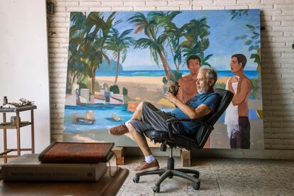 Roberto Gil de Montes en su estudio en la costa de Nayarit. 