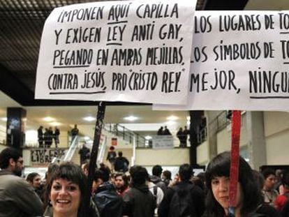 Cacerolada en la Facultad de Geograf&iacute;a contra las capillas universitarias, en 2011.
 