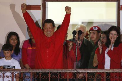 Chávez celebra la victoria desde el balcón del palacio de Miraflores.