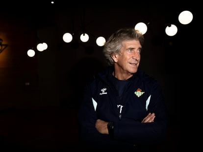 El entrenador del Real Betis Balompié, Manuel Pellegrini, posa en la ciudad deportiva Luis del Sol, del Betis.