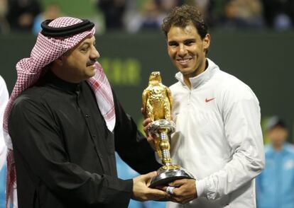 Nadal recibe el trofeo de campeón en Doha.