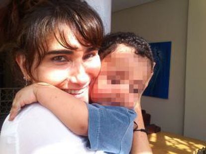 María José Giménez con el niño marroquí que espera tutelar.