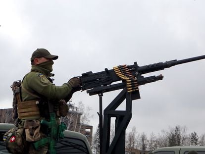 Un soldado ucranio, el día 1 en Hostomel, en la región de Kiev.