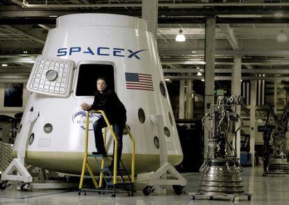 Elon Musk, ante la c&aacute;psula Dragon, en la planta de dise&ntilde;o de naves espaciales de su empresa, SpaceX, en Hawthorne (California).