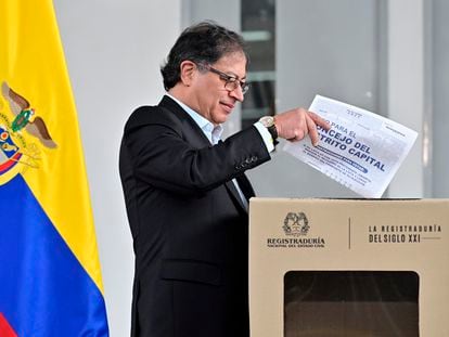 El presidente de Colombia, Gustavo Petro, tras votar en las elecciones regionales del 29 de octubre.
