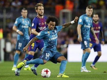 Marcelo dispara ante la presi&oacute;n de Rakitic. 