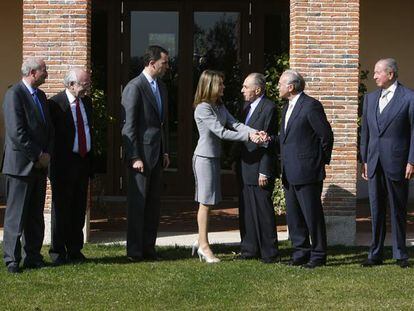 Desde la izquierda, los presidentes de la Cámara de Comercio de Girona, Domènec Espadalé; de Caixa Girona, Arcadi Calzada; los príncipes de Asturias; el presidente de la Fundación Gala-Salvador Dalí, Raimon Boixadós; el de La Caixa, Isidre Fainé, y el consejero de la Fundación Príncipe de Girona, Leopoldo Rodés.