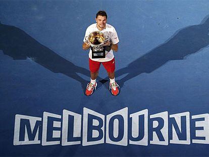 Wawrinka posa con el trofeo de campeón en Australia.
