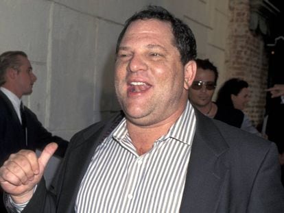 Hasta ahora, el oscarizado productor Harvey Weinstein había conseguido silenciar sus escándalos a golpe de talonario. Ya no. En la imagen, Weinstein a la salida de una fiesta en 1995.