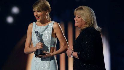 Taylor Swift y su madre Andrea, en los Academy of Country Music Awards, en 2017.
 