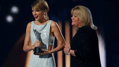 Taylor Swift y su madre Andrea, en los Academy of Country Music Awards, en 2017.