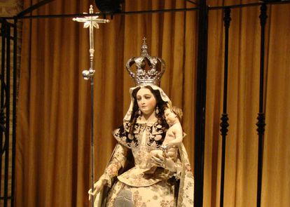 La 'Virgen Peregrina' de Luisa Roldán. Perteneció al convento de franciscanos de Sahagún (León, España) y se conserva ahora en el museo de las MM Benedictinas de la misma localidad.
