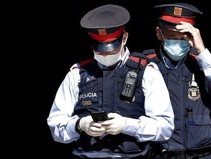 Dos mossos d'esquadra en Barcelona durante el confinamiento.
